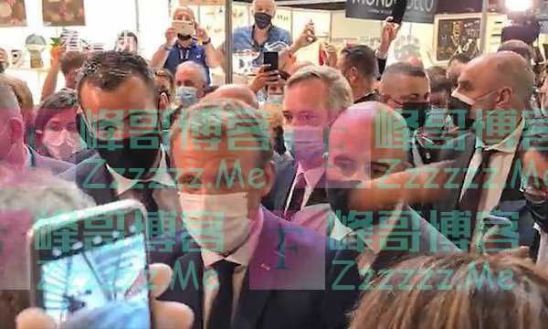 继被扇耳光后 法国总统马克龙又遭扔鸡蛋