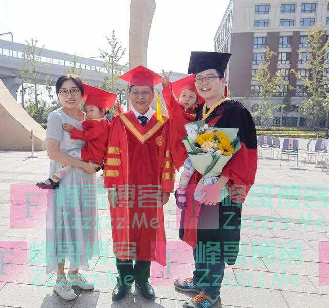 两岁双胞胎身着“学位服”祝贺老爸博士毕业西安交大举行2021届秋季研究生学位授予仪式