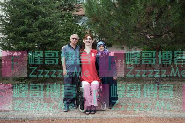 24岁土耳其女子身高超过2.1米 被评为当前世界上最高的女性