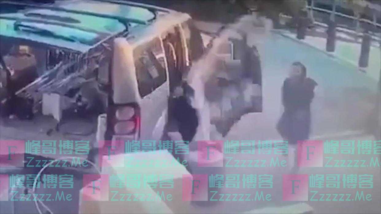 倒霉蛋！澳大利亚男子搬运酒桶被喷一身啤酒整个湿透