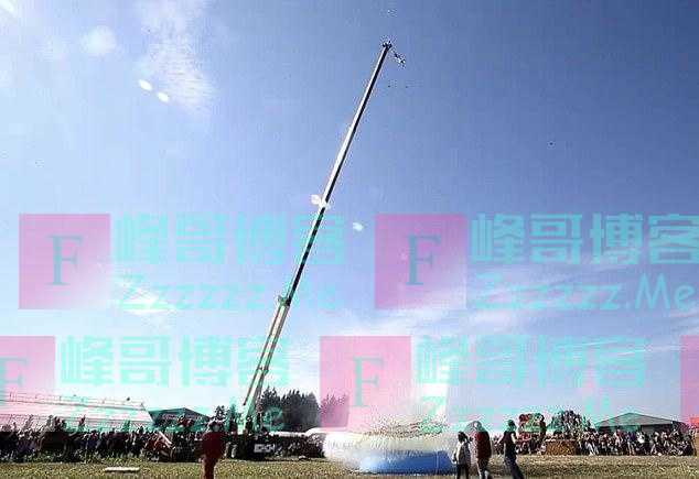 美国一个超过1000斤的巨型南瓜被从30米高扔进游泳池