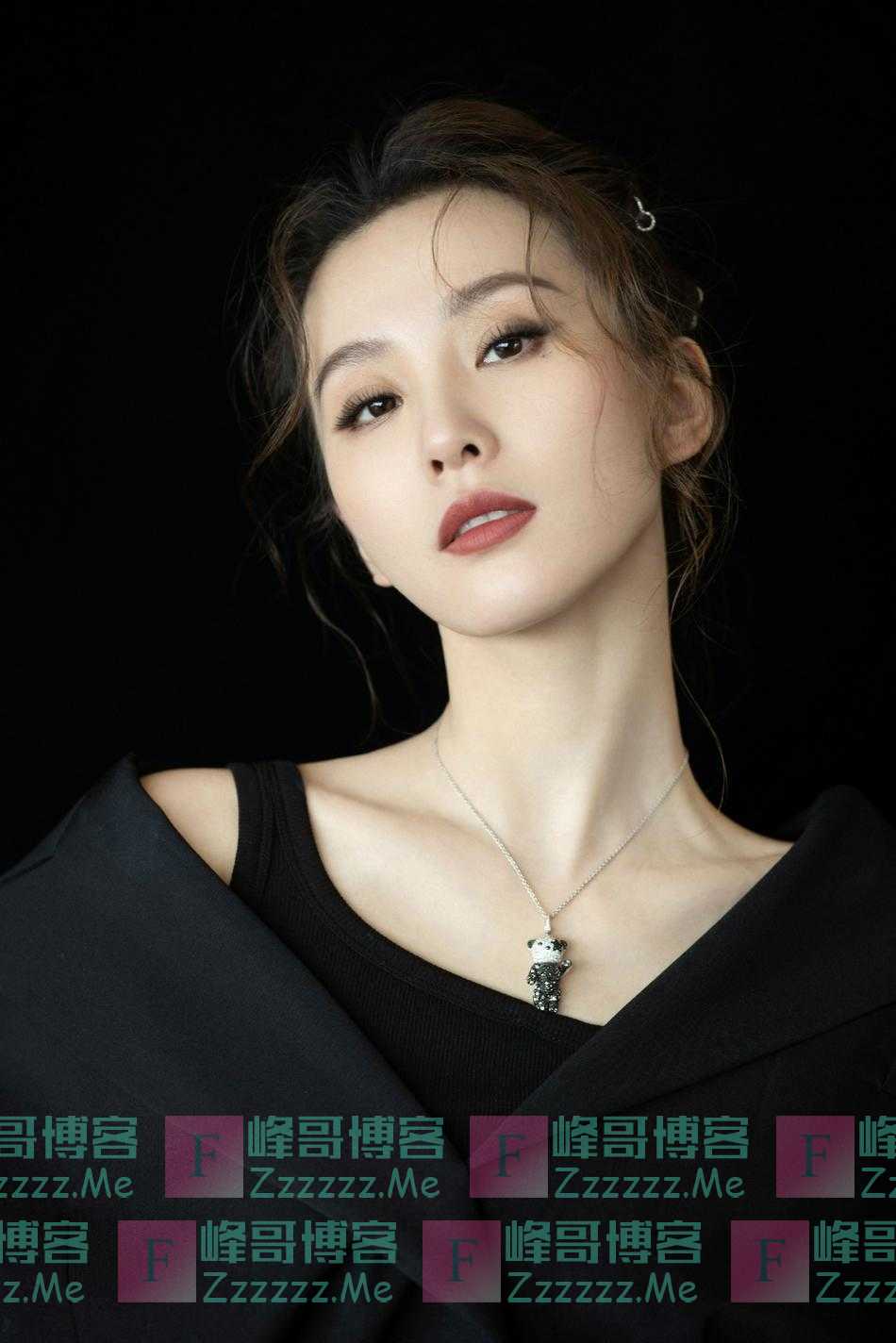 刘诗诗扎丸子头秀优越天鹅颈 黑色连体裤酷飒摩登