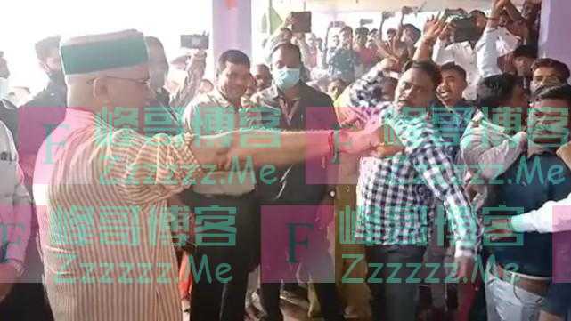 印度一省长遵循传统接受鞭打，称可以为国家带来好运