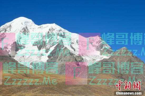 西藏琼穆岗嘎雪山风光壮美