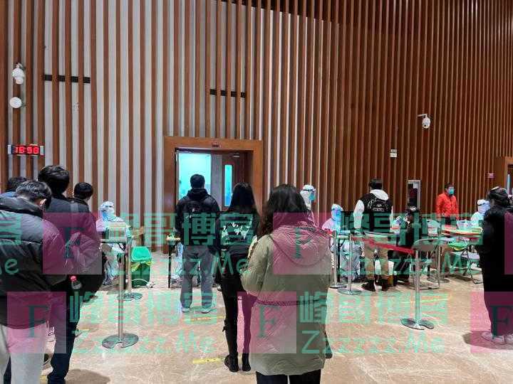 从容淡定亦温暖！这些捧着书等待核酸检测的浙大学子，刷屏了朋友圈