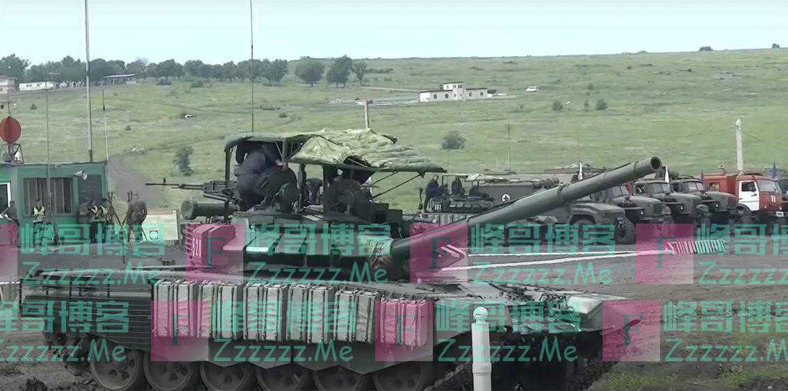 面对乌克兰导弹 俄军战车“撑起伞”