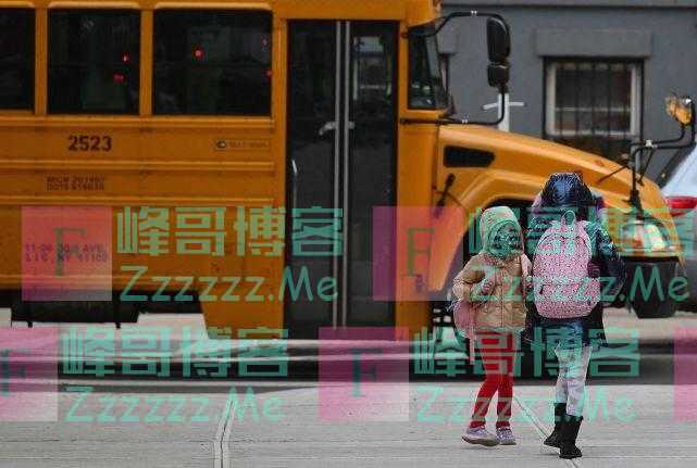 奥密克戎持续传播，美国CDC却出新规：接触新冠儿童可留校上课