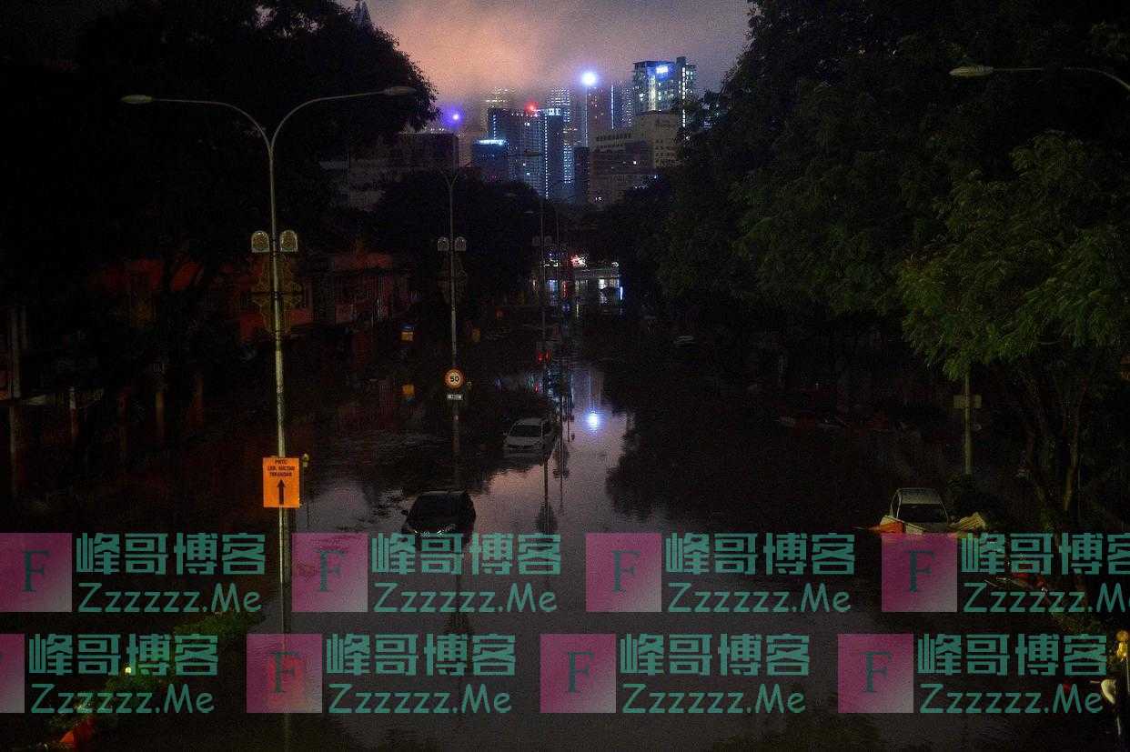 马来西亚洪水导致上万人疏散