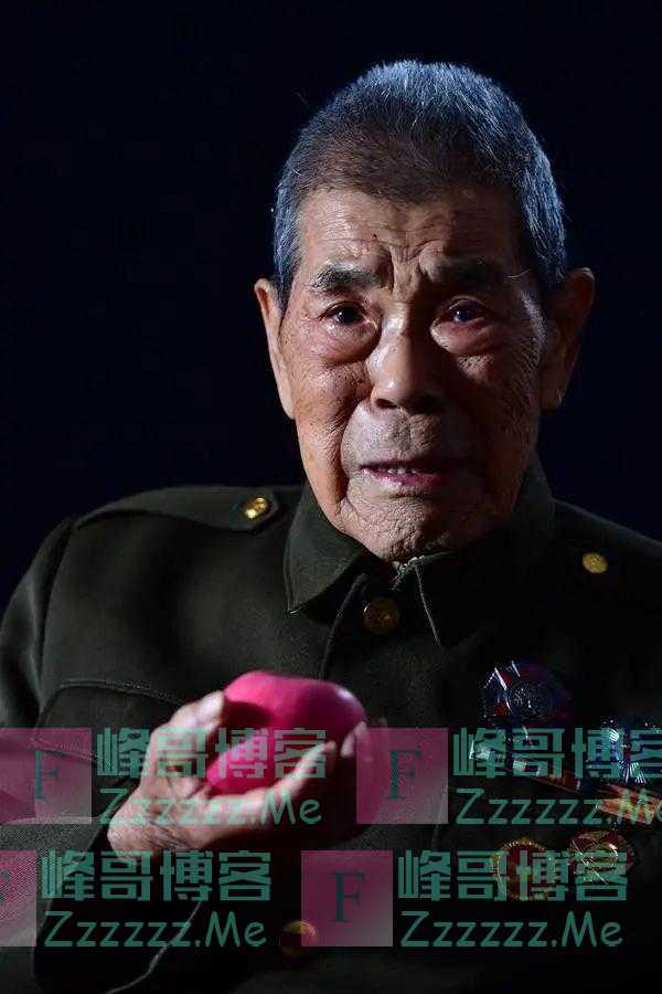 他吃苹果的时候，总是小口小口吃……这苹果，又苦又甜！