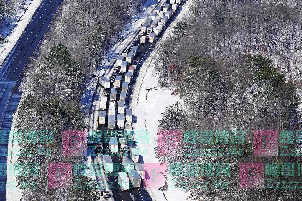美国弗吉尼亚州数百辆汽车因暴风雪被困整夜