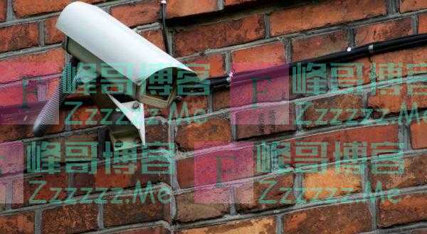 意大利暴露狂美容店前戴着口罩大展下体！店主：我们拍到你了