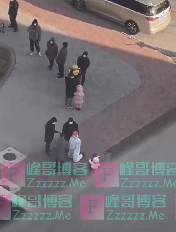 网传“天津核酸大筛志愿者给老人下跪”？真相来了！