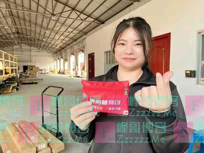 20万快递小哥获赠“暖心随身包”