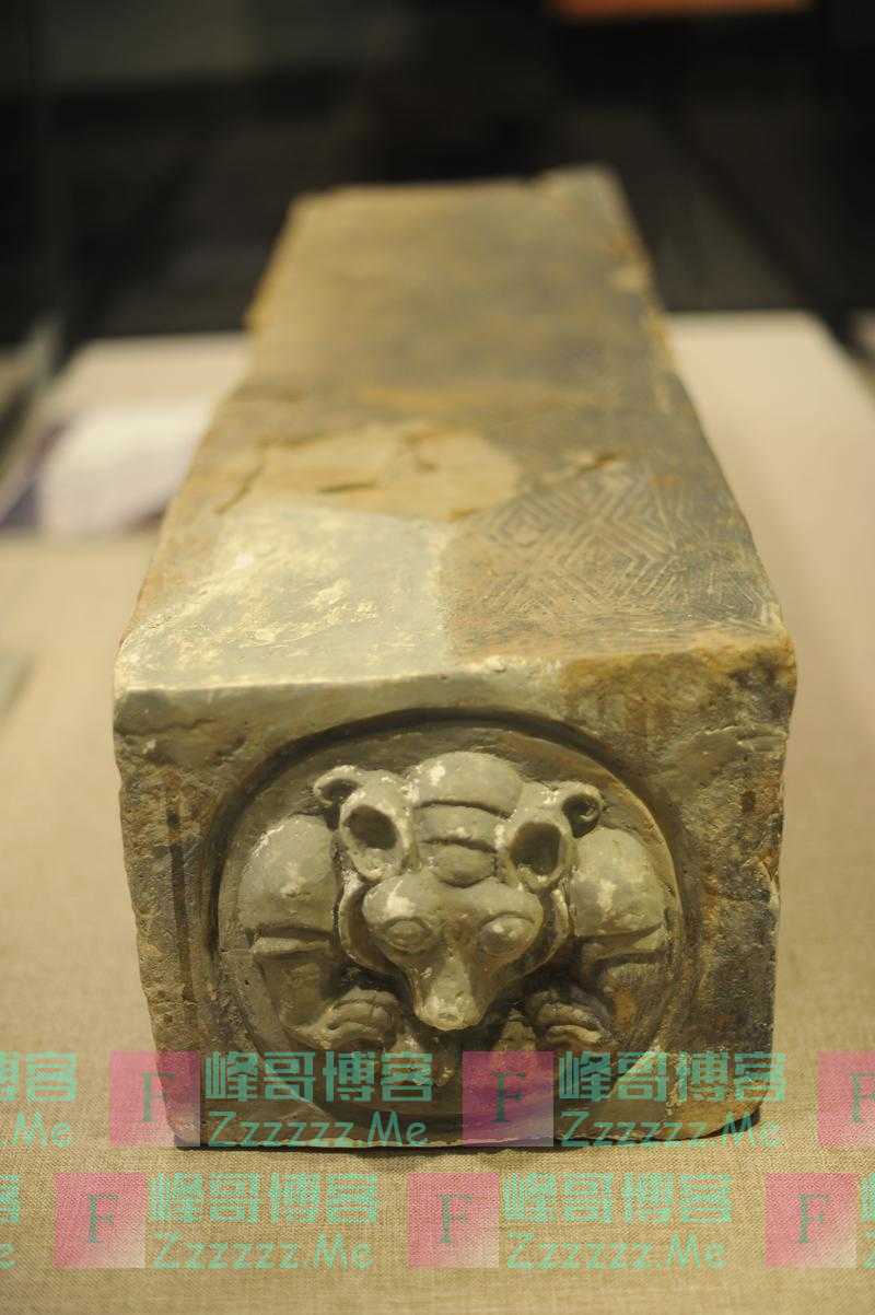 藏在砖瓦堆里的这只熊 有故事