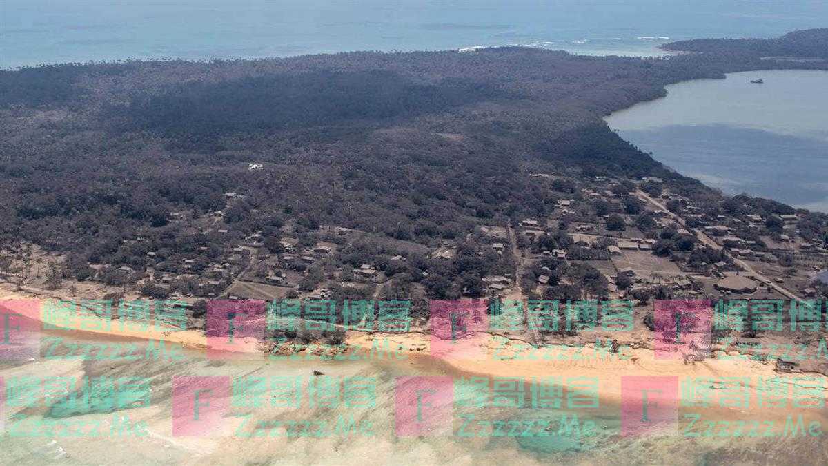 离汤加火山喷发最近的两个岛,村庄房屋尽毁,岛上约150人情况不明