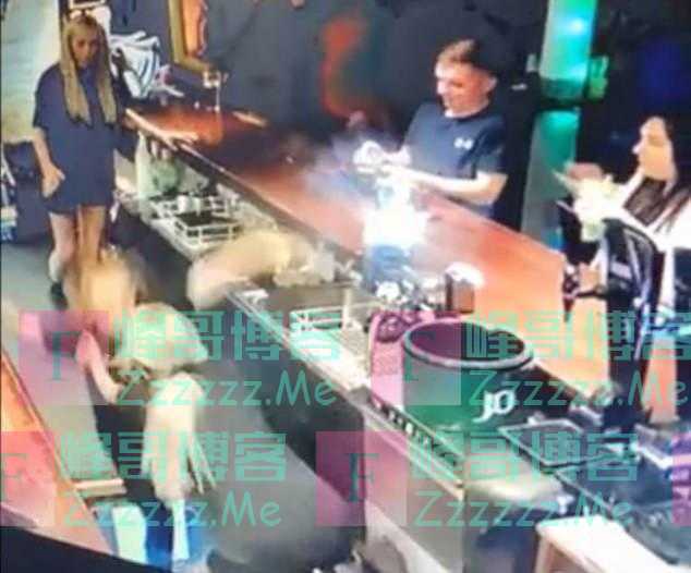 英国一名酒吧女服务员掉进身后地窖 没注意到同事打开地窖门