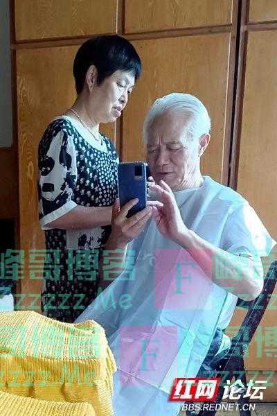 现在发廊档次越变越高,高龄老人想理发还真不容易