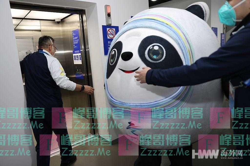 北京：冰墩墩“回家”遇难题 电梯门太窄进不去