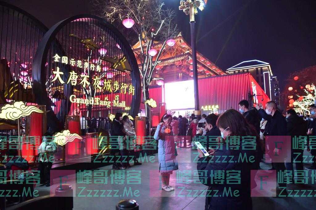 西安大唐不夜城元宵夜人山人海 诗词灯饰引游客纷纷吟诵