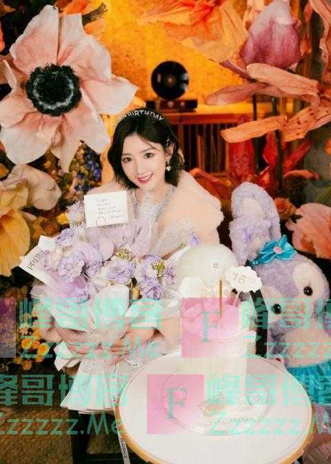 毛晓彤晒34岁生日照手捧鲜花笑容甜美