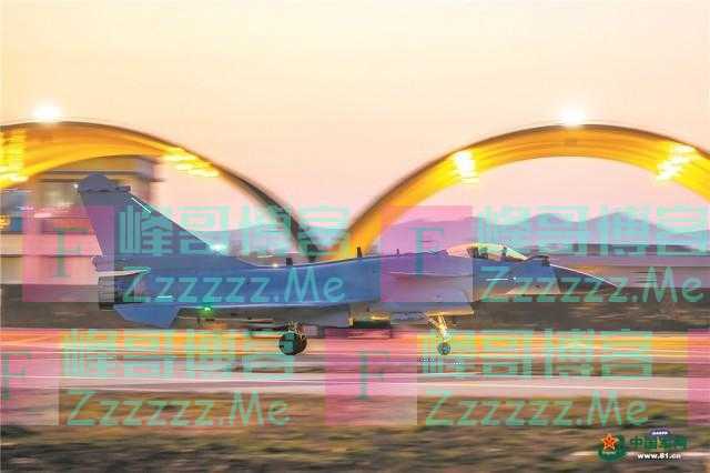 雏鹰展翅向云天，空军航空兵某旅跨昼夜飞行训练影像