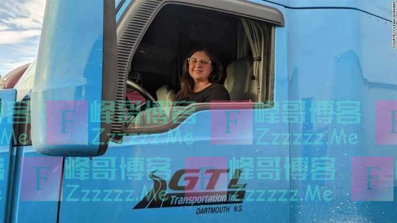 42岁的她,从护士“跨界”成了卡车司机