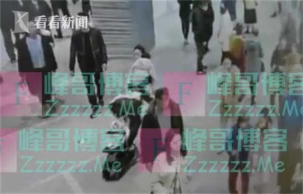 育婴师推童车乘自动扶梯 孩子从空隙处滚落受伤