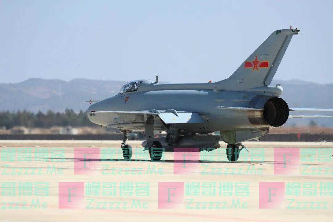 凌空出击！一组高清大图直击空军航空兵某旅飞行训练！
