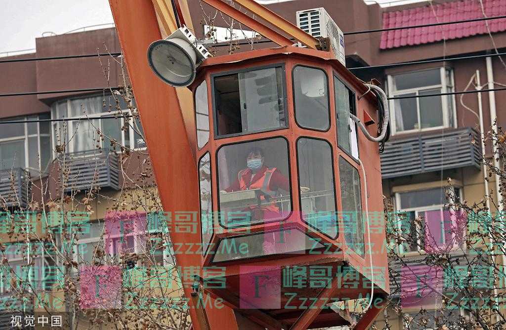 西安：起重机械女司机英姿飒爽 50岁仍干劲十足