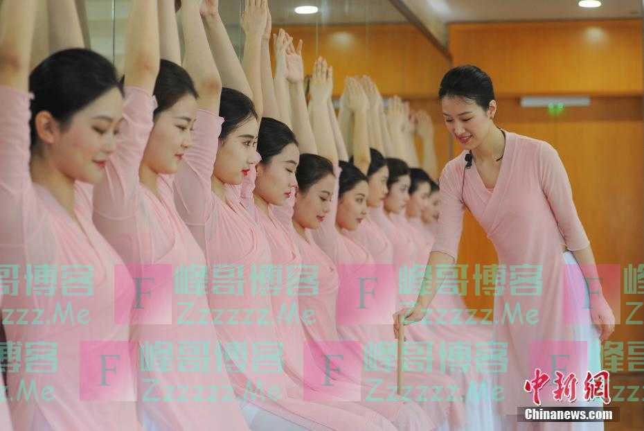 浙江杭州300名空姐进行亚运礼宾培训