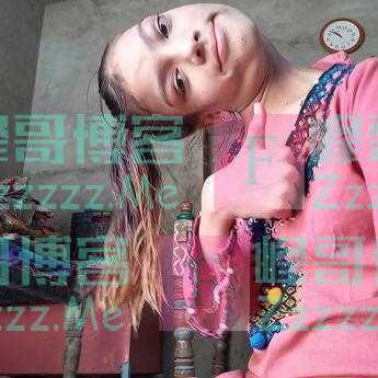 印度女孩脖子弯曲90度 在医生的帮助下正逐步恢复