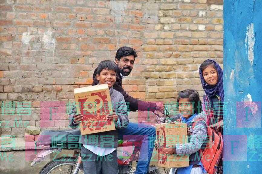 三年100万个“熊猫包裹” 11国困境小学生收到童年的礼物