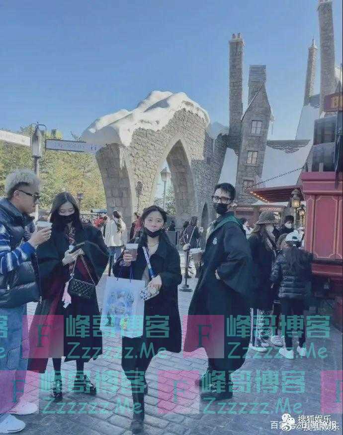 许魏洲与娇妻环球影城游玩 两人同框自拍甜蜜满分