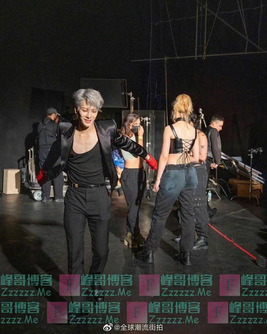 王嘉尔在音乐节舞台光膀子也没摘掉的腕表,是它