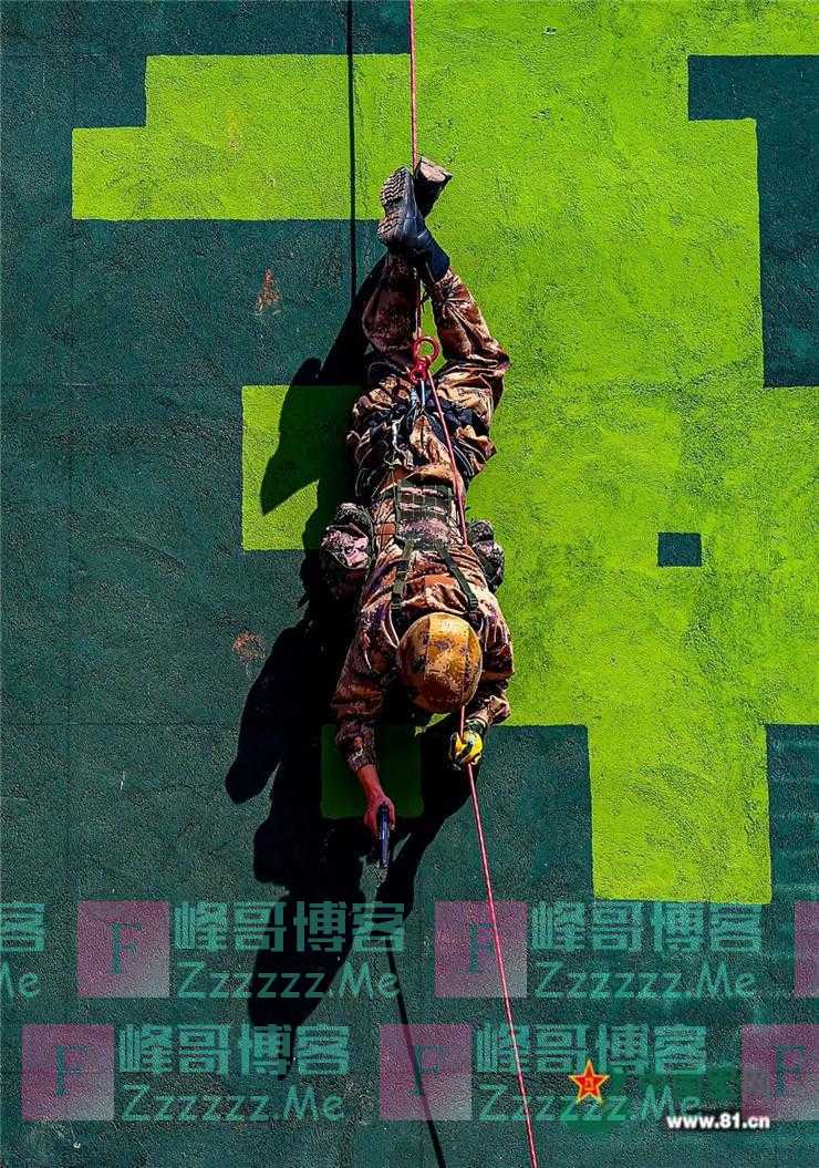 重装奔袭、泥潭摔打、极限体能……走近神秘侦察兵！