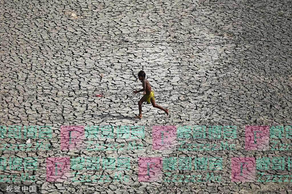 印度高温天气持续 烈日炎炎下亚穆纳河河床开裂干涸