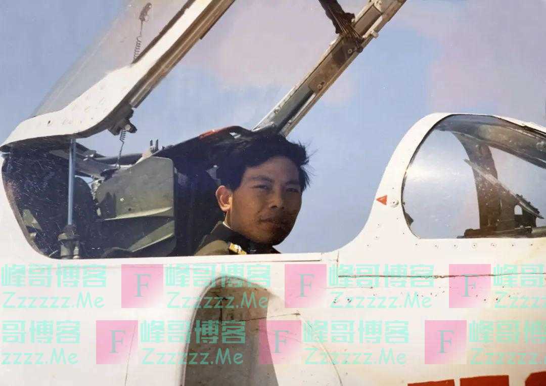 歼-15飞行员为父亲圆梦！这张跨越时空的对比照，令人动容