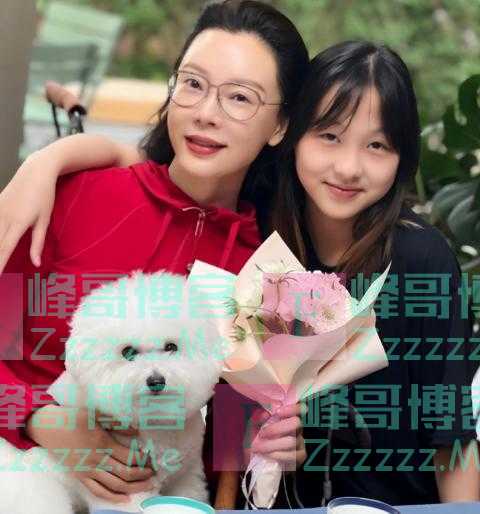 45岁陈数晒与干女儿亲密合照：和你们在一起，总是很快乐！