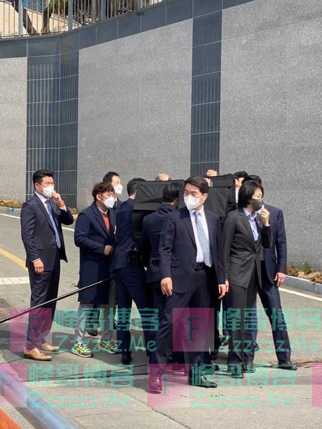 朴槿惠再次公开露面，出门投票贴身保镖提前探路