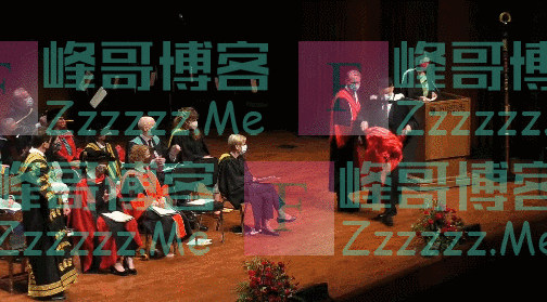 加拿大大学毕业典礼上，中国留学生掏出一块布，现场响起热烈掌声