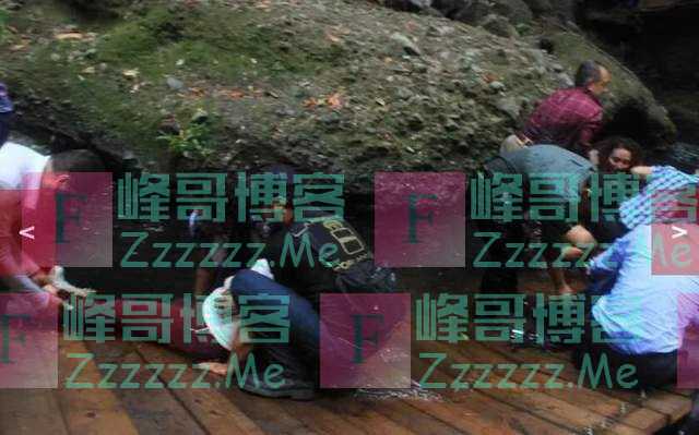剪彩时桥塌了，市长跟着掉了下去……
