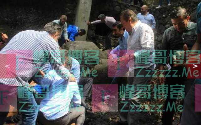 剪彩时桥塌了，市长跟着掉了下去……