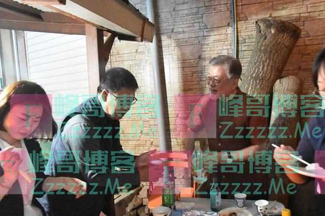 文在寅最新状态曝光！胡子全白，回乡与村民同饮酒