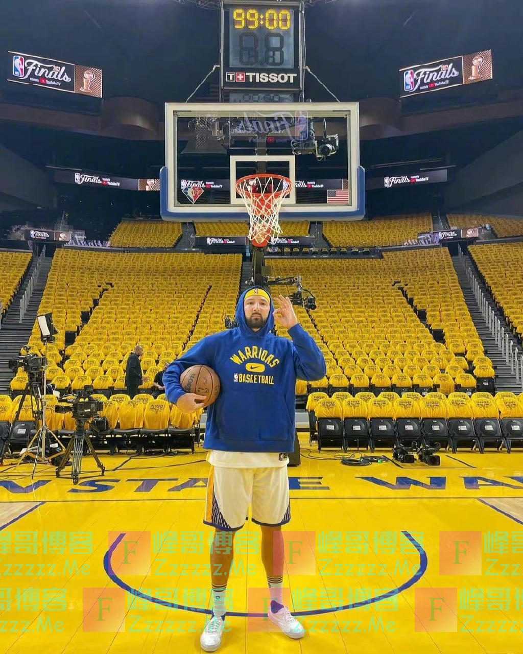离谱！一男子冒充勇士球员汤普森进场热身10分钟，因投篮太差才被发现……