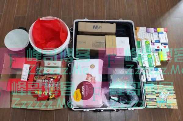 口罩竟成了他的“遮羞布”