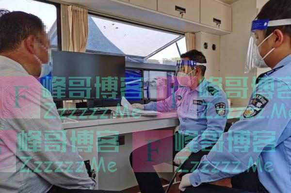 口罩竟成了他的“遮羞布”