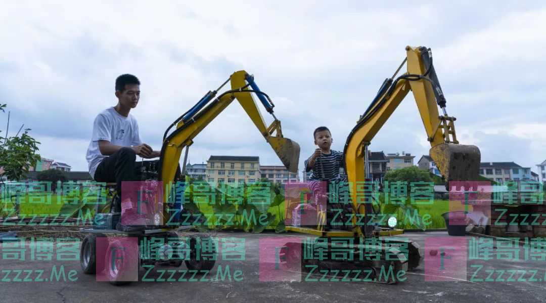 2岁男孩会开挖掘机，驾龄1年半！造玩具的老爸也火了！