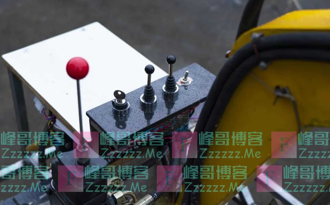 2岁男孩会开挖掘机，驾龄1年半！造玩具的老爸也火了！