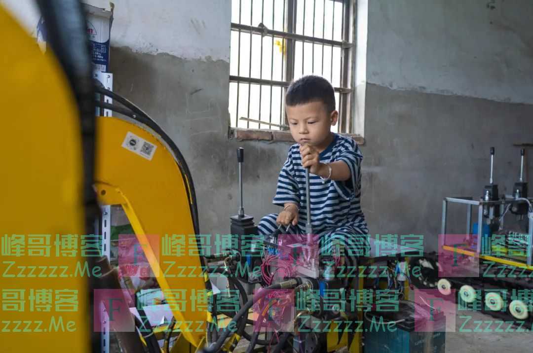 2岁男孩会开挖掘机，驾龄1年半！造玩具的老爸也火了！