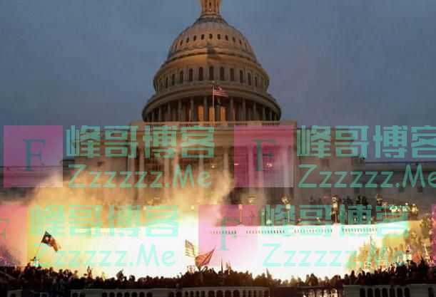 爆炸消息传来：彭斯将出山“复仇”！特朗普或坐穿牢底？